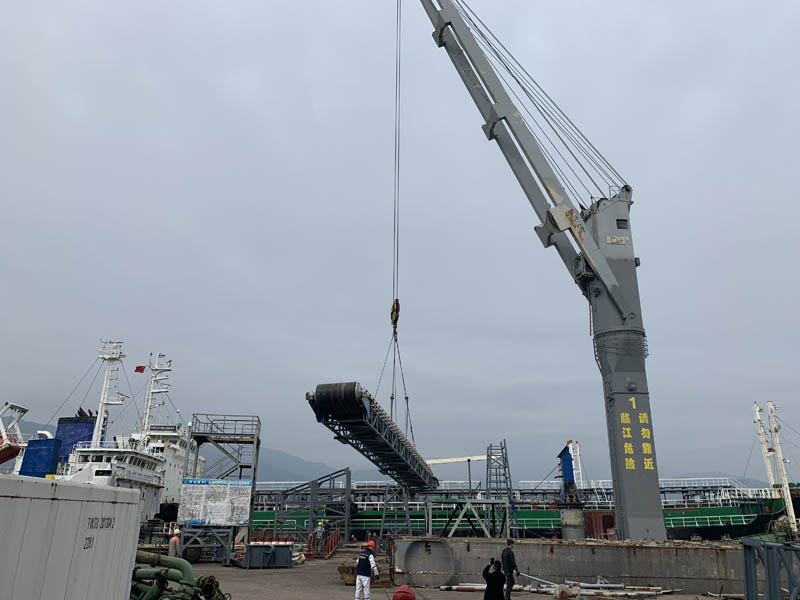 碼頭大型過(guò)駁船輸送機(jī)